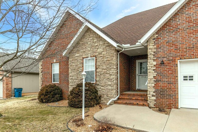 Building Photo - Charming 4 bedroom home available in Nixa