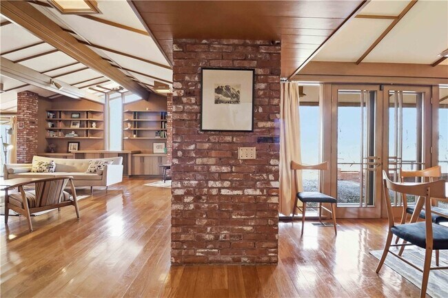 Building Photo - 951 Pembroke Rd