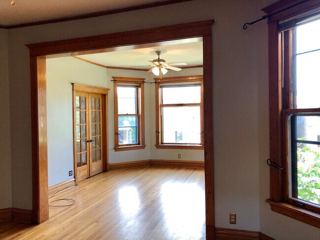 Building Photo - 3311 W Wrightwood Ave