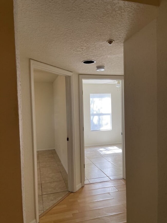 Building Photo - Beautiful 1st floor, 3 bedroom/2 bath cond...