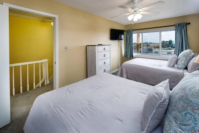 Building Photo - 1530 Miracle Strip Pkwy SE