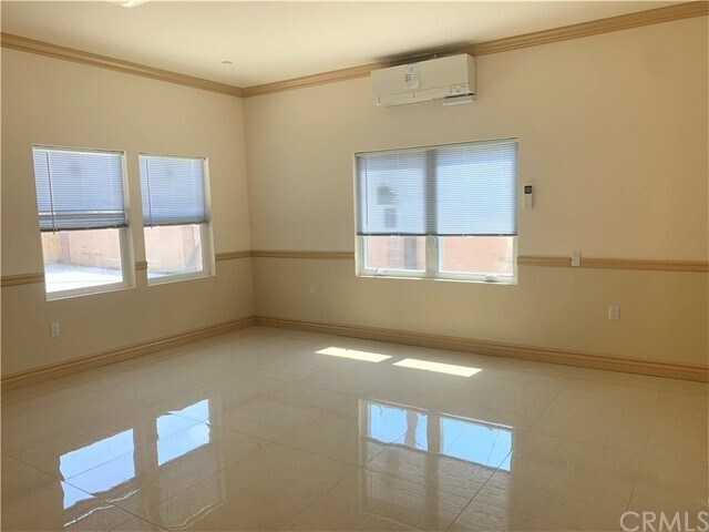 Building Photo - 1005 E Broadway