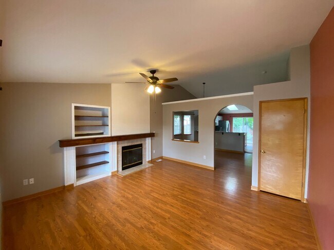 Building Photo - Charming 3 bed + bonus, 2 bath rambler - M...