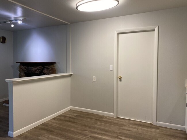 Building Photo - 3 Bed 1 Bath w/ 1 car garage West-Side Fort Collins Ranch