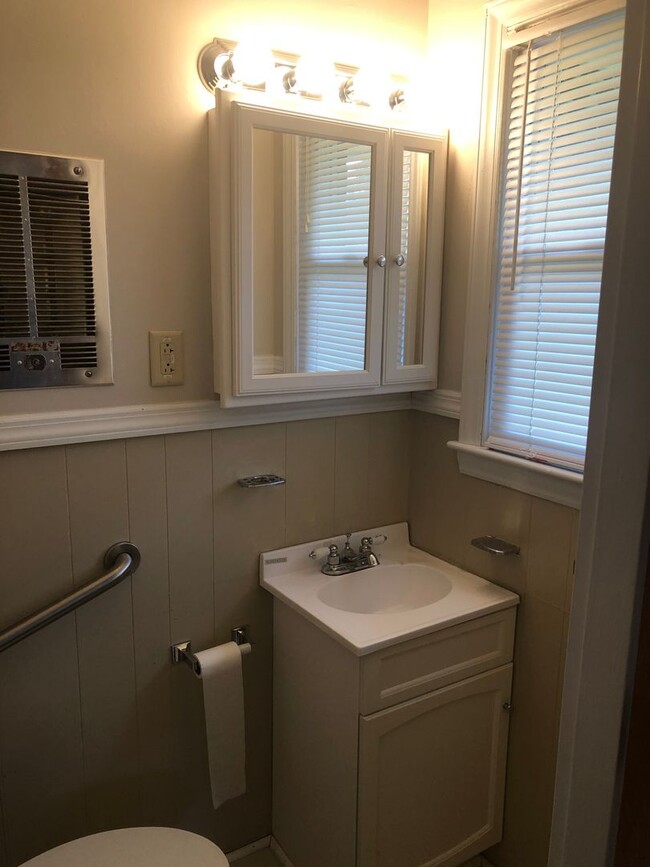 Building Photo - 3 Bedroom 1,5 Bathroom Chester SC  No Wate...