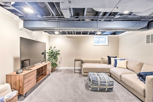 Building Photo - 696 Crescent Blvd