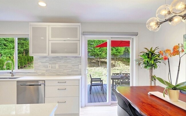 Building Photo - Beautifully remodeled 4bd, 3ba home in EVE...