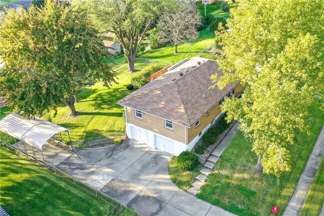 Building Photo - Coming Soon - Charming 3-Bedroom Home with Fenced Yard & Spacious Deck in Kansas City