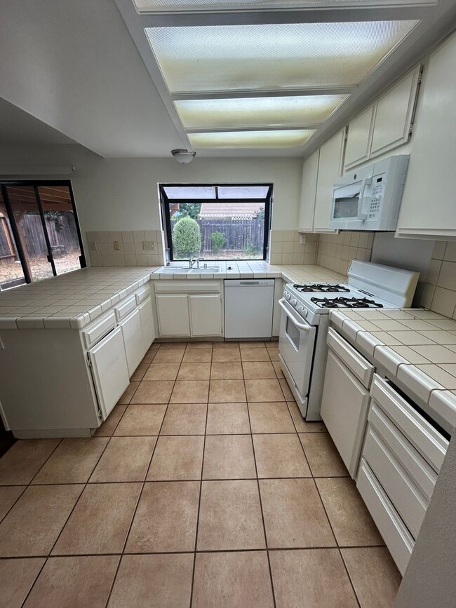 Building Photo - Charming Home in Miramonte
