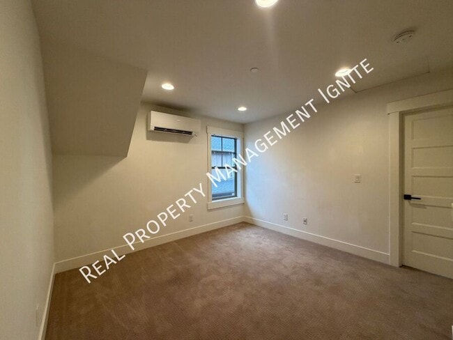 Building Photo - 1650 NW Lewis St