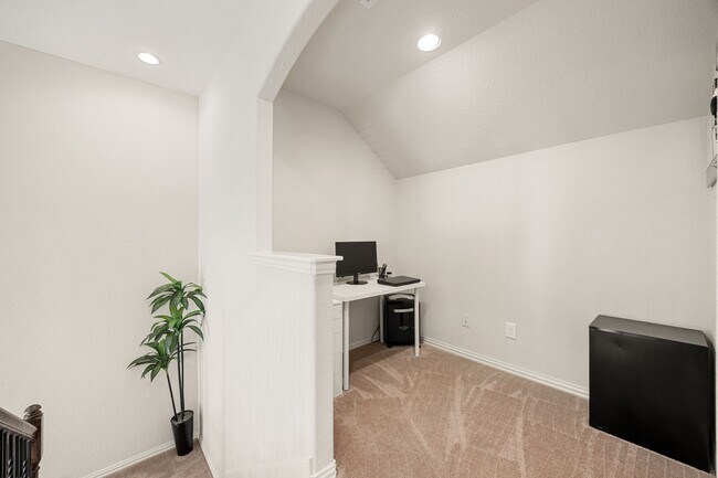 Building Photo - 9338 Taylor Cliff Ln