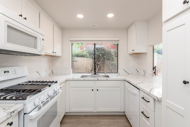 Building Photo - 6908 Quiet Cove Dr