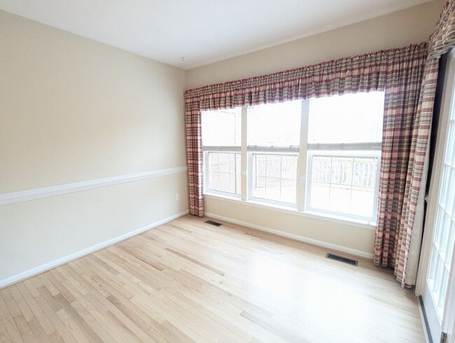 Building Photo - Townhouse in Spring Ridge community *OAKDALE school district* available now!