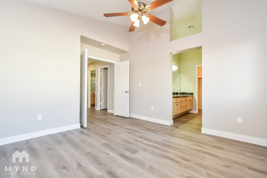 Building Photo - 5304 Del Lago Dr