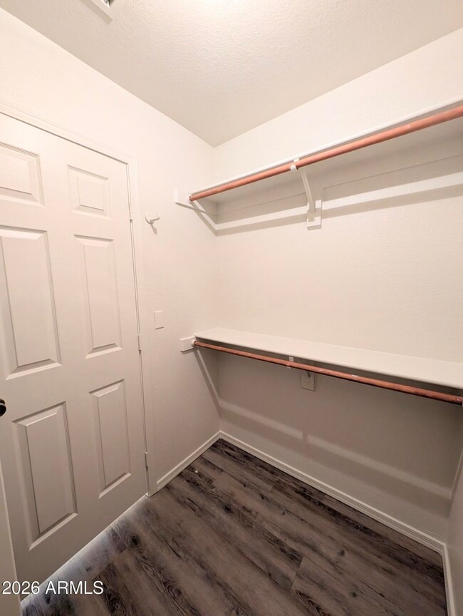 Building Photo - 2325 E Lakecrest Dr
