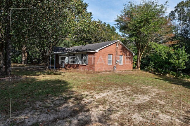 Building Photo - Updated Brick 3 Bed 1 Bath Home with Huge ...