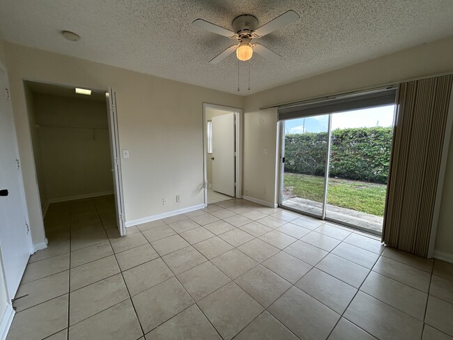 Building Photo - 910 Cypress Way E