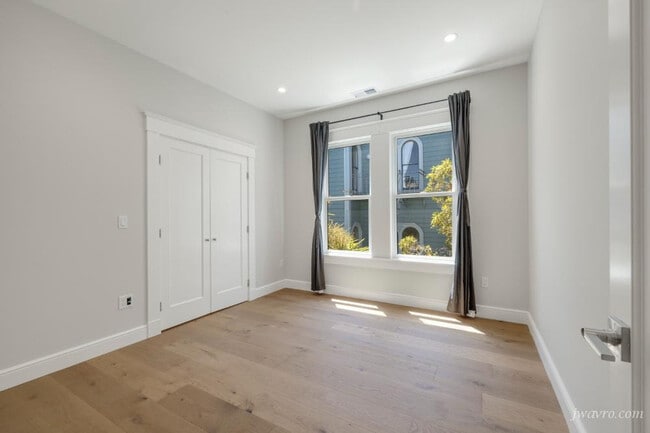 Building Photo - 439 Oak St