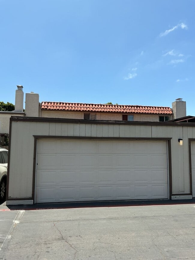 Building Photo - Townhome 3 bedroom 2 bath