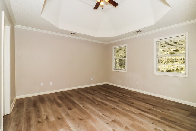 Building Photo - 1042 Whispering Woods Dr