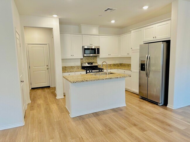 Building Photo - Newly Built 3 Bed Condo for Rent in Winche...