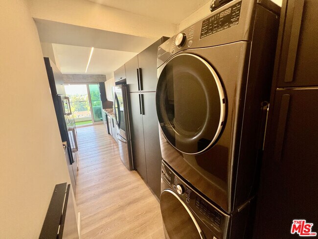 Building Photo - 838 N Doheny Dr