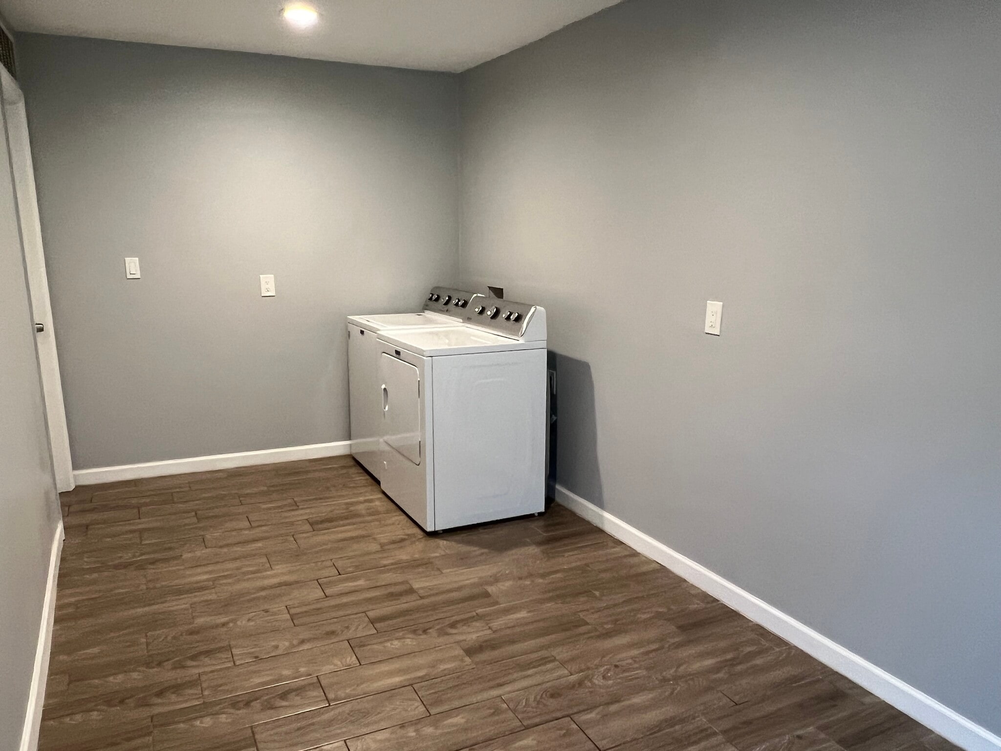 Laundry room - 1115 E Whitton Ave