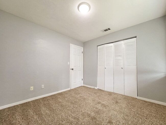 Building Photo - Adorable 2/1.5 in Shellrock Villas