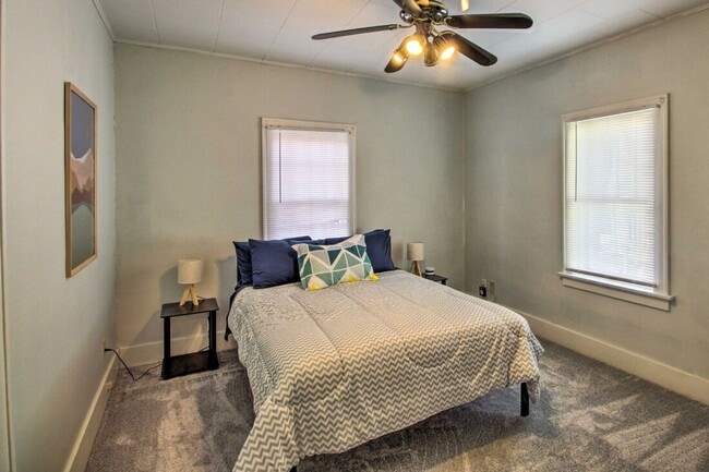 Building Photo - Newly remodeled, fully furnished adorable bungalow in a great location!