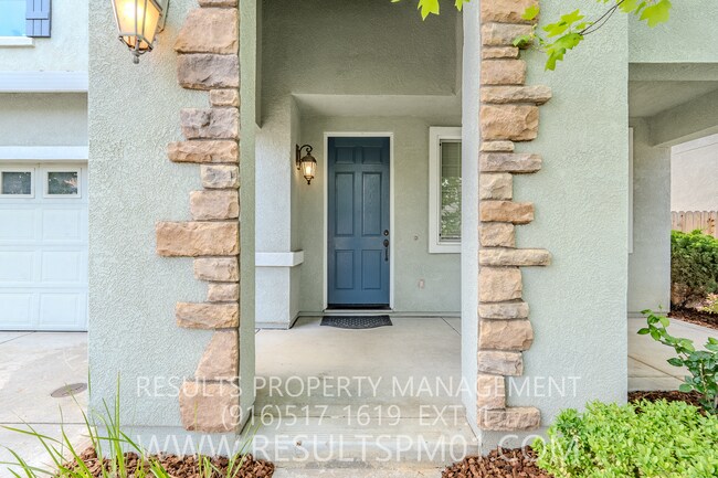 Building Photo - Spacious Lincoln 4 Bedroom 2.5 Bath w Club...