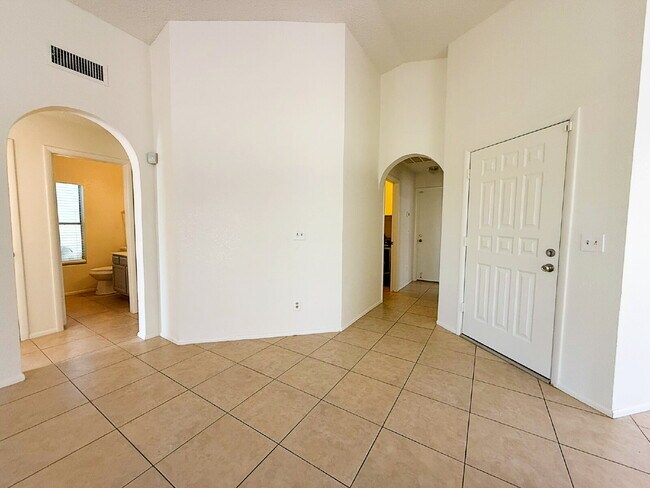 Building Photo - Golf Course Backyard! Updated 3-Bed Home i...
