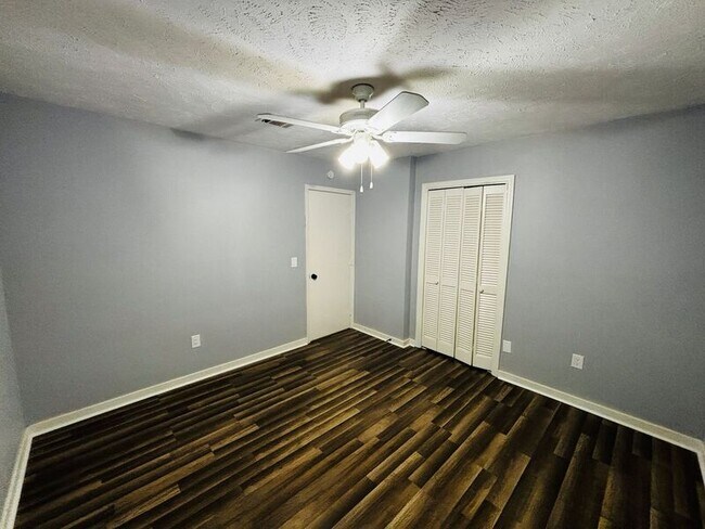 Building Photo - 709 Greenfield Dr