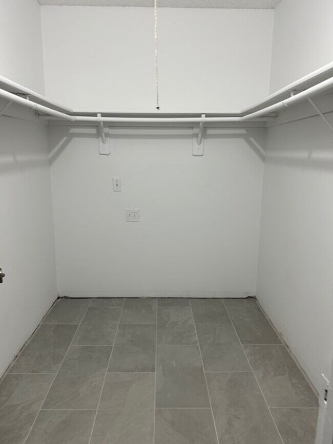 Building Photo - 3 bedroom, 2 bath home