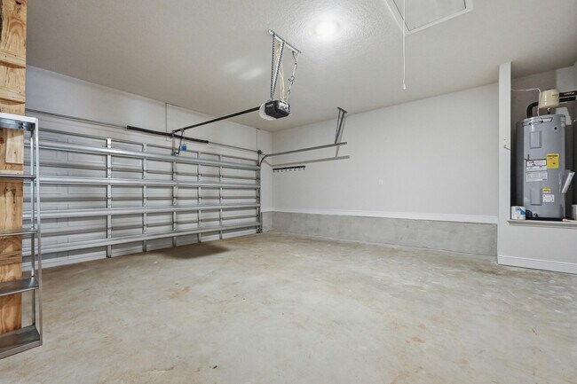 Building Photo - 5810 Crestlake Dr