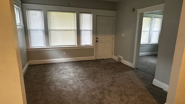 Building Photo - Nice Cozy downstairs unit