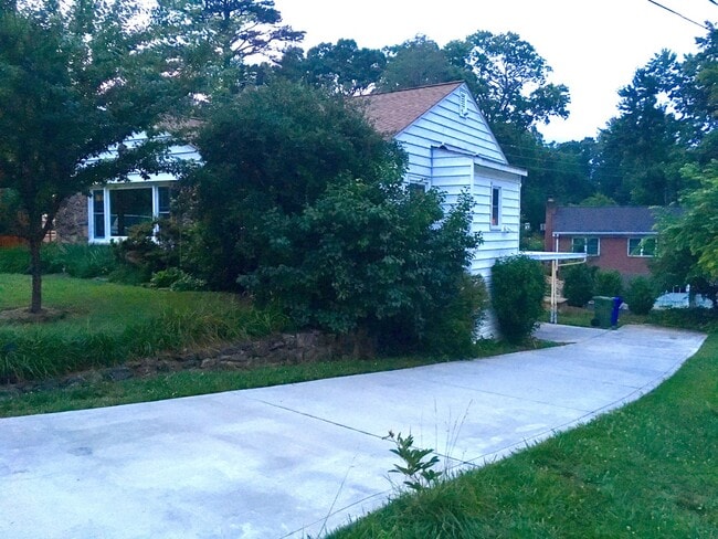 Building Photo - Wonderful Kenilworth location! Lovely landscaping and beautiful hardwood flooring!