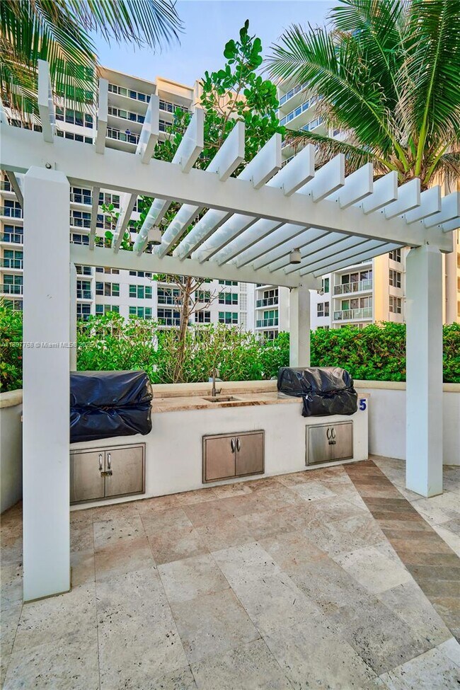 Building Photo - 3101 S Ocean Dr