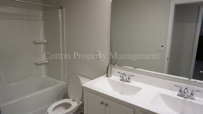 Building Photo - Beautiful, recently constructed 3BR/2.5BA ...