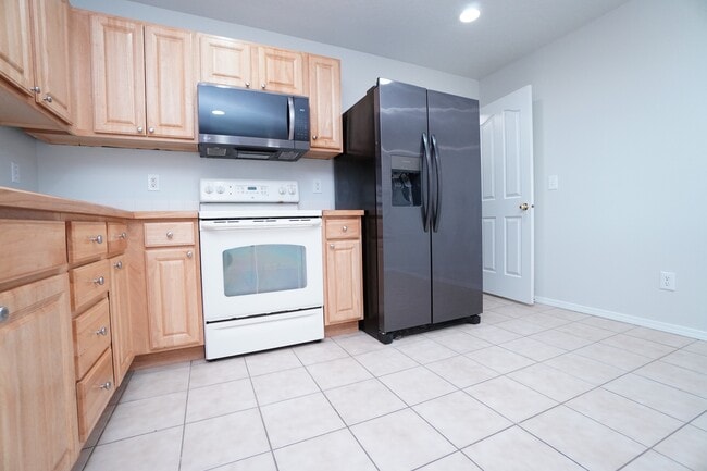 Building Photo - 16274 Silver Creek Ave