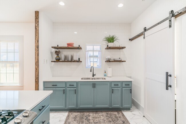 Building Photo - 475 E French Pl