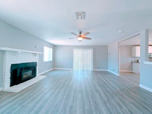 Building Photo - 4 bed with Dual master bedrooms and Solar ...
