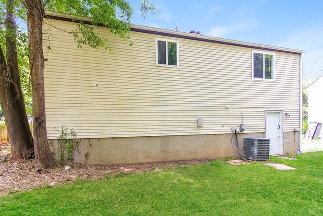 Building Photo - 2130 Scarbrough Dr