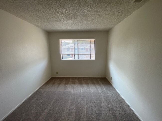 Building Photo - 2 Bed / 1 Bath (South Atascadero)