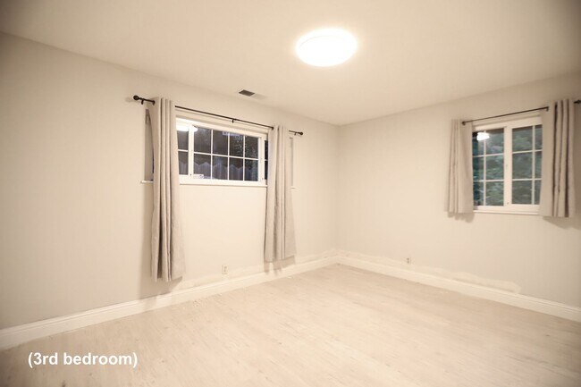 Building Photo - Santa Rosa: 3 bedroom, 2 1/2 bath Home wit...
