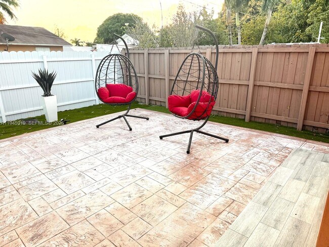 Building Photo - 690 E 6th Pl