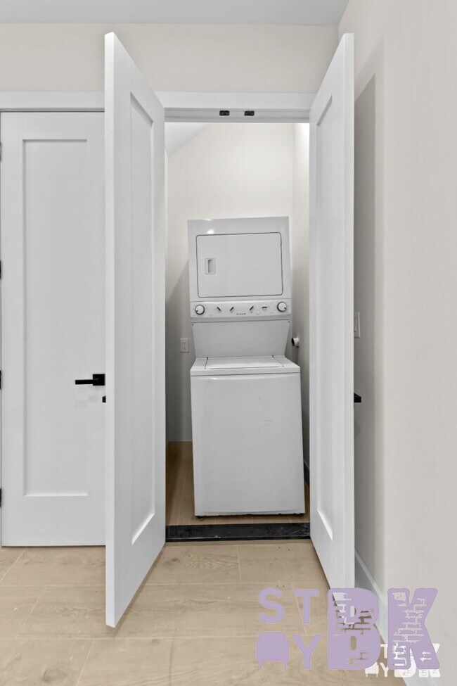 Building Photo - 3 bedroom in BROOKLYN NY 11221