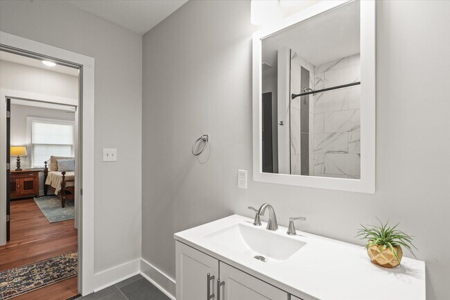 Building Photo - Short Term Only