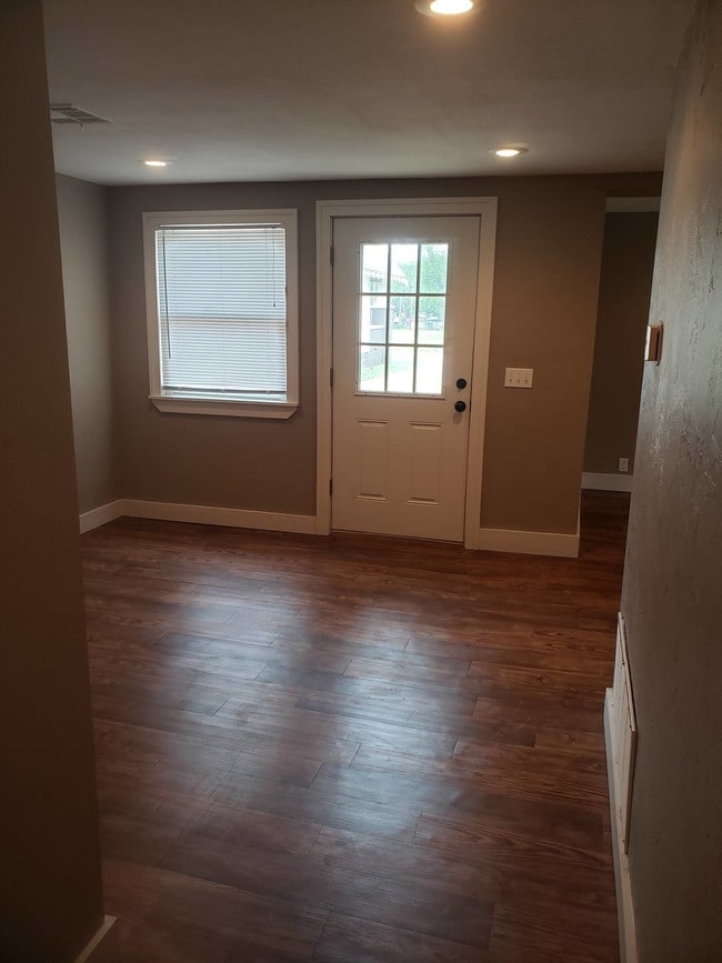 Building Photo - 105 S Barnes St