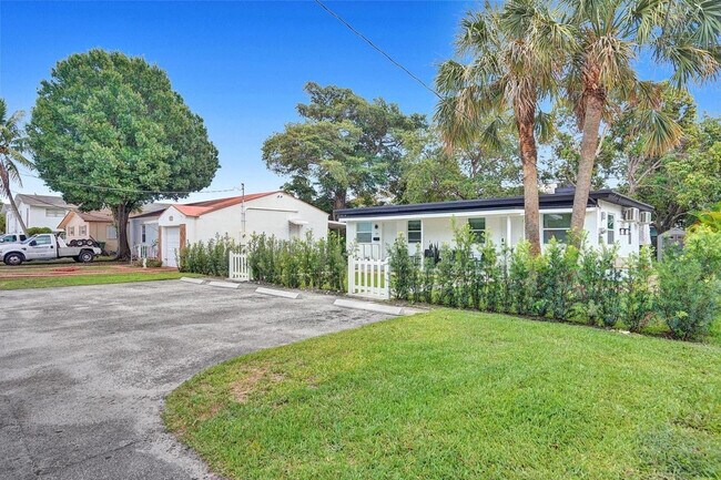 Building Photo - 208 SE 4th St