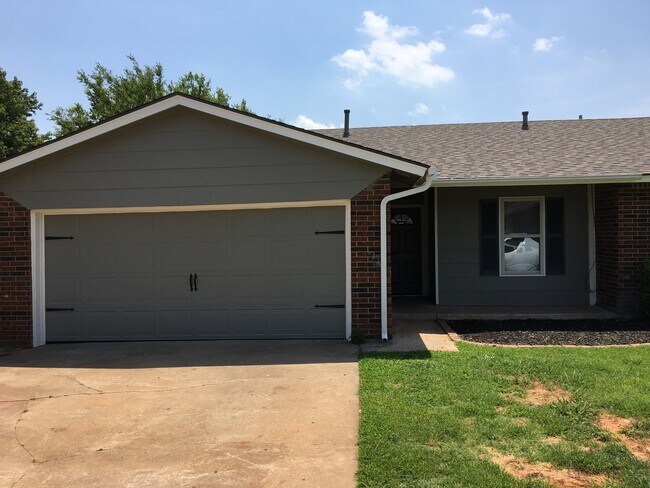 Building Photo - 3 Bed/2 Bath Home with Additional Space -- Available After August 10, 2026